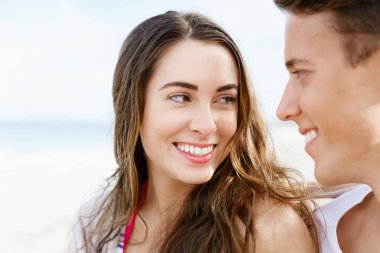 Sahilde oturup romantik genç Çift