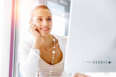 Çekici ofis çalışanı masada oturuyor.