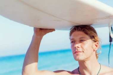 Dalgalar vurmak hazır