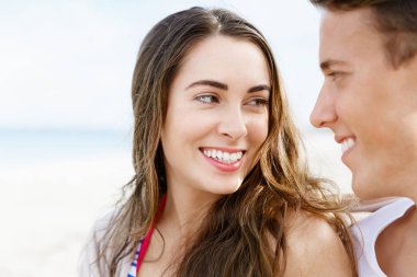 Sahilde oturup romantik genç Çift