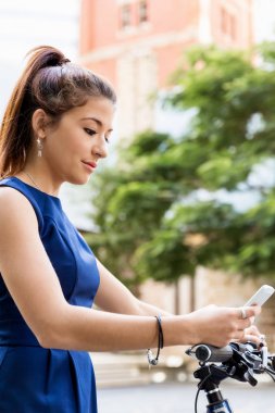 Genç kadın üzerinde bisiklet commuting