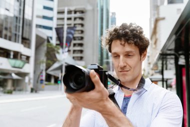 Erkek fotoğrafçı alarak resim