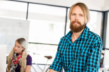 Genç adam ofiste çalışıyor.