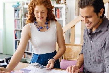 Ofisteki iki genç mimar