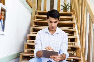 Office merdivenlerde oturan genç adam portresi