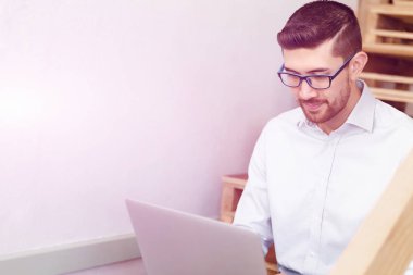 Office merdivenlerde oturan genç adam portresi