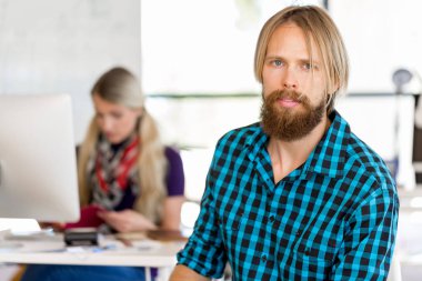 Genç adam ofiste çalışıyor.