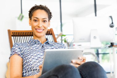Afro-Amerikan ofis çalışanı iş içinde gülümseyen portresi