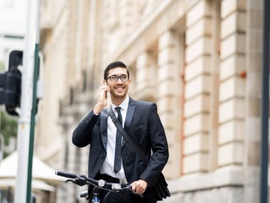 Bisikletli genç işadamları