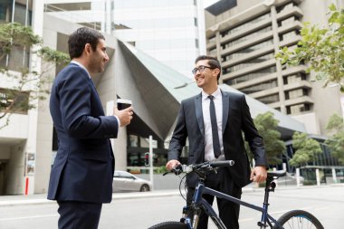 İki genç işadamları ile bir bisiklet şehir merkezinde