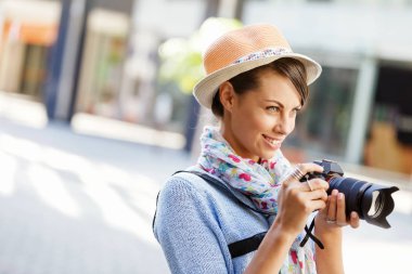Açık yaz yaşam tarzı genç ve güzel kadın portresi fotoğraf makinesi ile gülümseyen