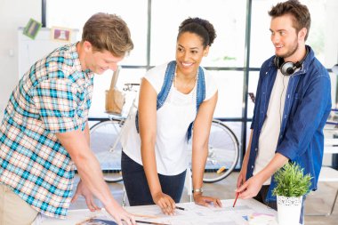 Genç Ofis çalışanları veya bir takım olarak öğrenciler