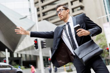 Genç İşadamları için bir taksi yağıyor