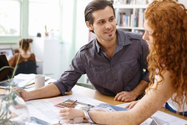 Ofisteki iki genç mimar