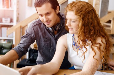 İki genç insan Office