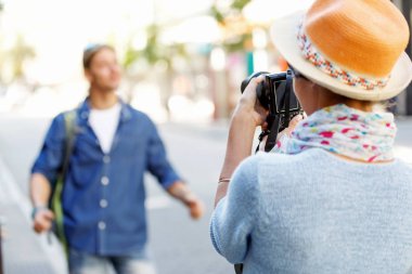 Gülümseyen çift kamera ile