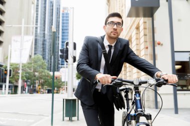 Bisikletli genç işadamları