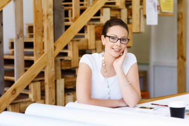 Genç kadın mimar ofis