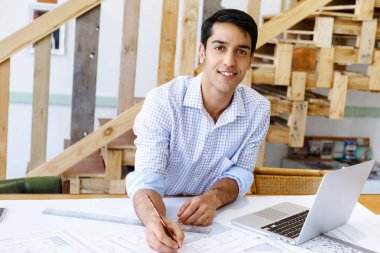 Genç adam mimar ofis
