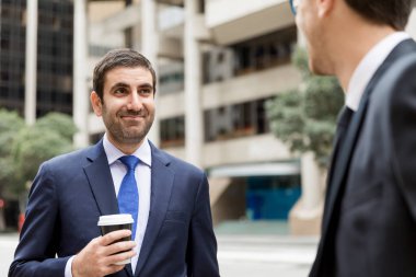 İki genç işadamları ile bir bisiklet şehir merkezinde