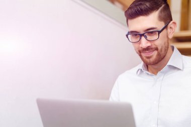 Office merdivenlerde oturan genç adam portresi