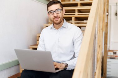 Office merdivenlerde oturan genç adam portresi