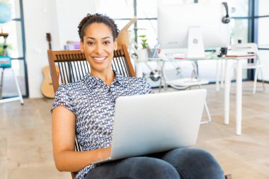Afro-Amerikan ofis çalışanı iş içinde gülümseyen portresi