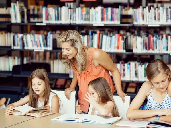 Nos encanta leer. —  Fotos de Stock