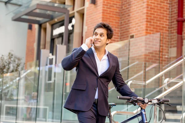 Úspěšný podnikatel jedoucí na kole — Stock fotografie