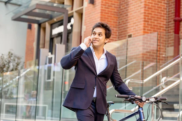 Exitoso hombre de negocios montar en bicicleta —  Fotos de Stock