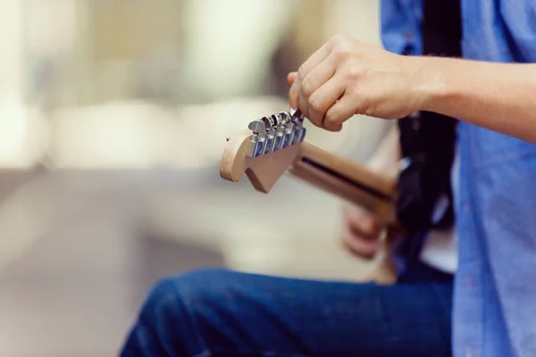 Gitar ile müzisyen elleri — Stok fotoğraf