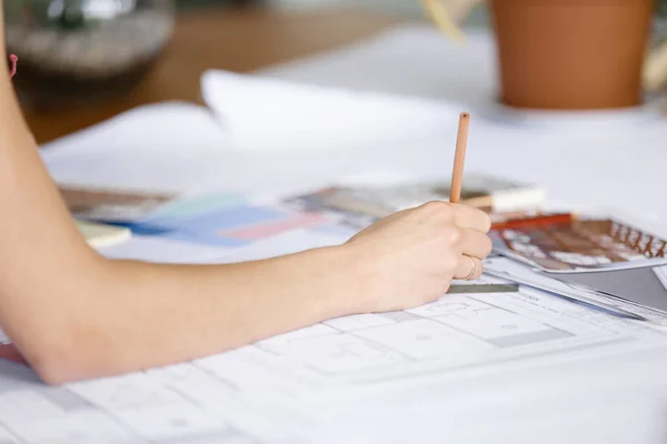 Designer trabalhando em sua mesa — Fotografia de Stock