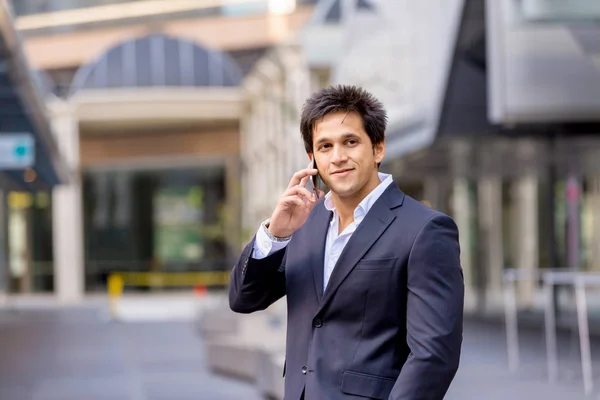 Retrato de empresario confiado con teléfono móvil al aire libre —  Fotos de Stock