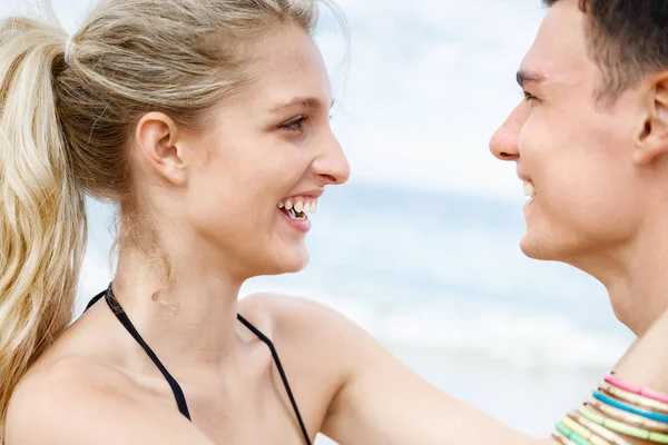 Romantyczna para młodych stojących na plaży — Zdjęcie stockowe