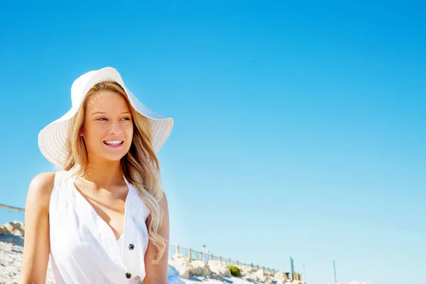 Junge Frau entspannt am Strand — Stockfoto