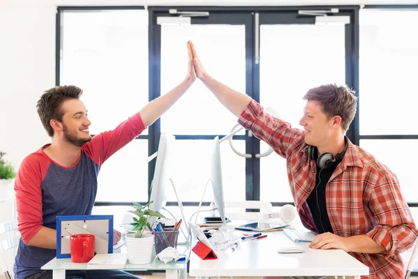 Deux jeunes hommes au bureau applaudissent leurs mains — Photo