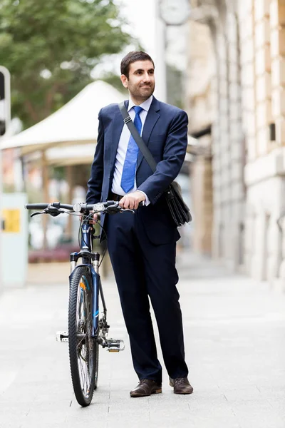 Jonge zakenmensen met een fiets — Stockfoto