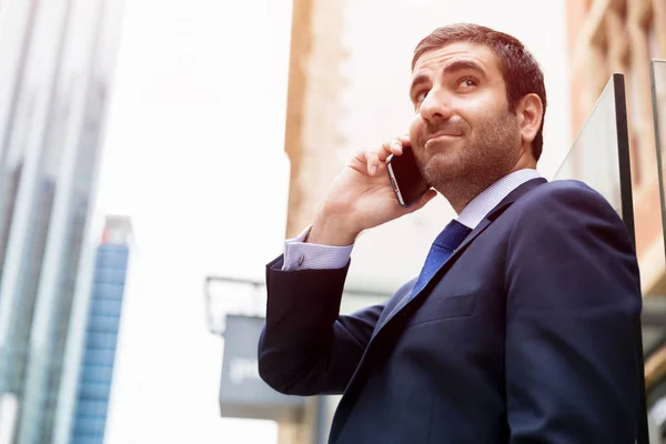 Retrato de hombre de negocios guapo Al aire libre — Foto de Stock