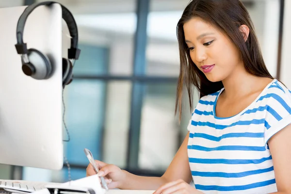 Young woman in office — Stock Photo, Image