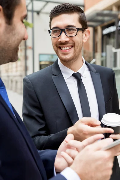 Porträtt av stilig affärsman utomhus — Stockfoto