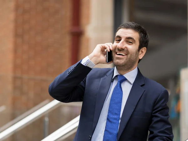 Retrato de hombre de negocios guapo Al aire libre — Foto de Stock