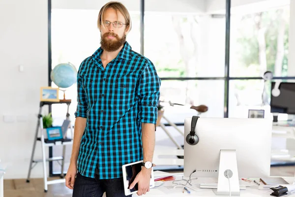 Genç adam ofiste çalışıyor.