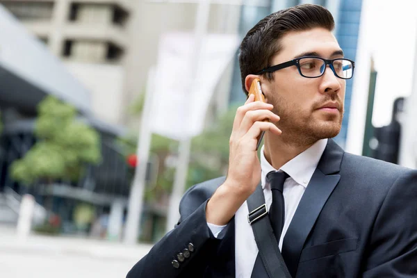 Retrato de hombre de negocios guapo Al aire libre —  Fotos de Stock