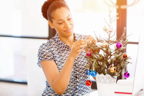 Mosolyogva női irodai dolgozó karácsonyfa portréja — Stock Fotó