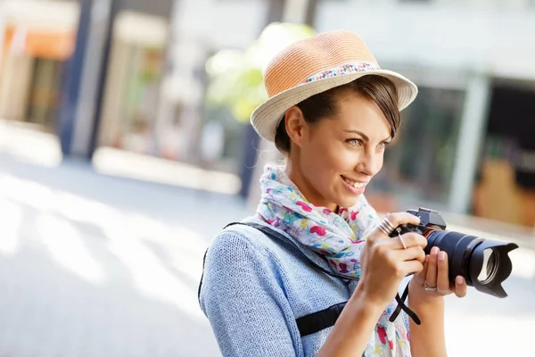 Extérieur été souriant style de vie portrait de jolie jeune femme avec caméra — Photo