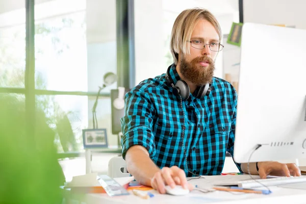 Giovane che lavora in ufficio — Foto Stock