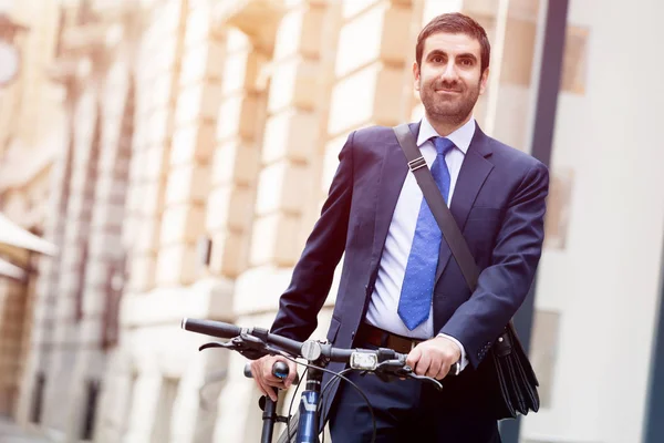 Jonge zakenmensen met een fiets — Stockfoto