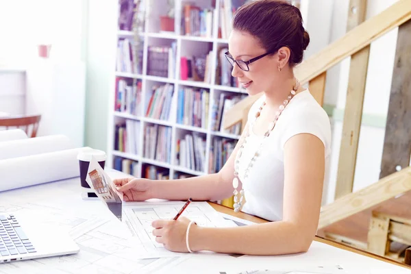 Young woman architect in office — Stock Photo, Image