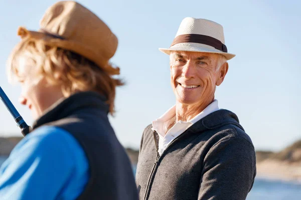 Senior man vissen met zijn kleinzoon — Stockfoto