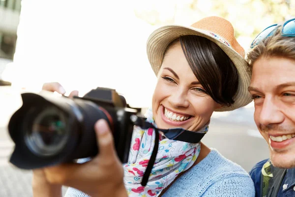 Usmívající se pár s fotoaparátem — Stock fotografie